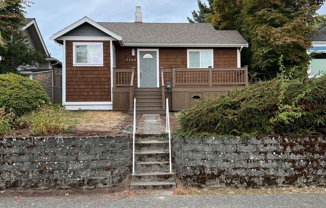 Charming and updated 2 bedroom, 1 bath bungalow in West Seattle