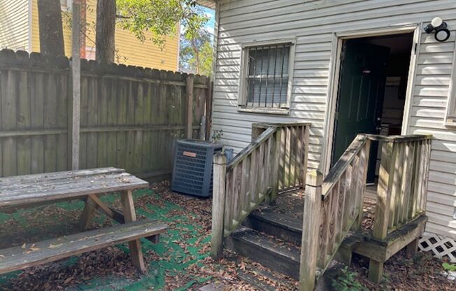 2 beds, 1 bath, $1,400