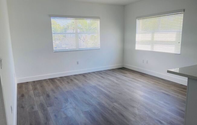 Great 1 Bed Room - Wood Floors - Small Building