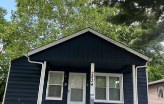 A beautiful newly renovated 3 Bed, 1 full bath on the Eastside! Close to Downtown!