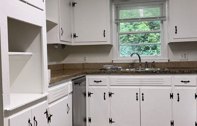 3 bedroom 2 bathroom house conveniently located in Athens