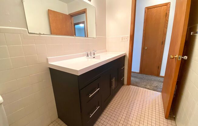 2 beds, 1 bath, $925, Unit 11