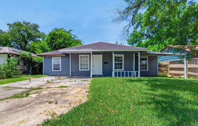 Spacious 4BR/2BA Home in Houston 77051 – Prime Location Near Major Highways & Downtown Access