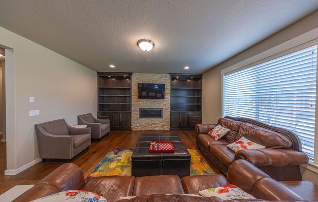 Four Bedroom Home + Bonus & Den in Gated Camas Community