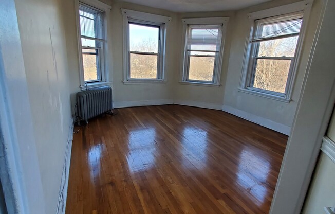 2 beds, 1 bath, $3,100, Unit 21