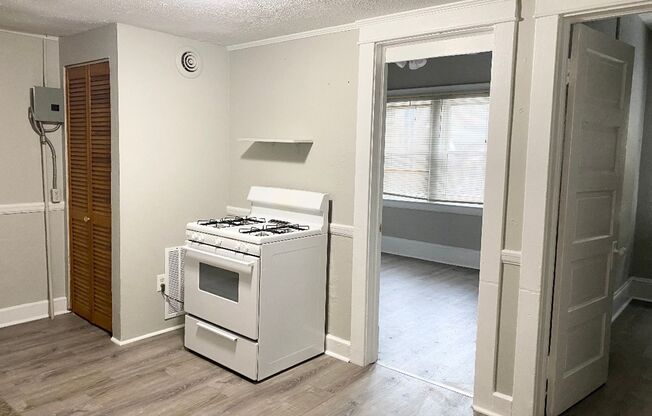 1 bed, 1 bath, 370 sqft, $950, Unit Unit 11