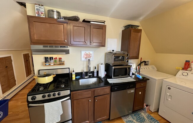 2 beds, 1 bath, $3,700, Unit 3