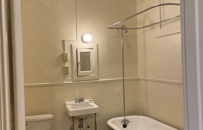 Studio, 1 bath, 320 sqft, $1,095, Unit 02