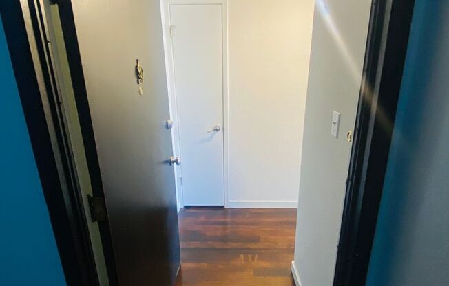 EPIC REA, INC.- Beautiful Noe Valley Remodeled 1 bed/ 1 bath with parking & laundry