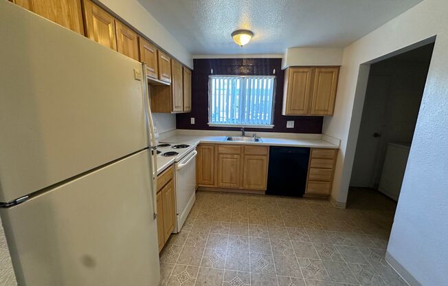 2 beds, 1 bath, $1,300, Unit UNIT 2