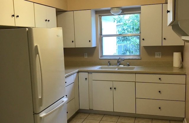 4 Bedroom, 2-1/2 Bath Home in Golf Club Manor, Close to Everything!