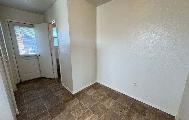 2 beds, 1.5 baths, 900 sqft, $850, Unit Apt A