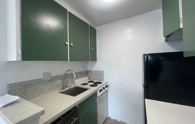 Corner Unit! 1 Bedroom, 1 Bath Apartment in Columbia City, $1475 per month