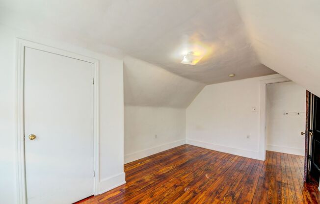 3 beds, 1 bath, $1,500, Unit Apt 2 (top)