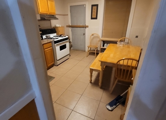 2 beds, 1 bath, 800 sqft, $2,900, Unit 3