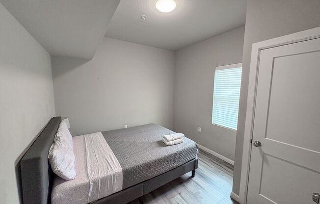 4 beds, 2 baths, $2,200, Unit 4/2