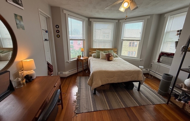 3 beds, 1 bath, 1,296 sqft, $3,400, Unit 3
