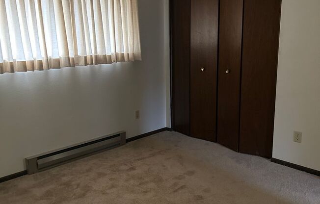 2 beds, 1 bath, $1,300, Unit #32