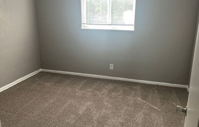 2 beds, 1 bath, 750 sqft, $970, Unit B12 1041 09