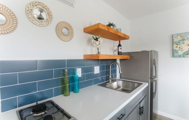 Available Now! Highly Desired Crown Point/Pacific Beach Junior 1BD/1 BA Apartment!