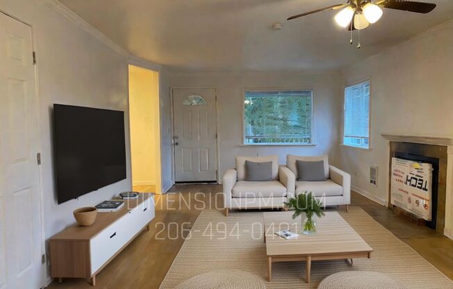 Cozy 2bed 1Bath with fenced backyard in Kent!