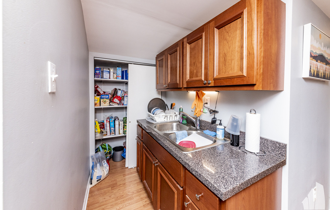 1332 W BARRY AVE