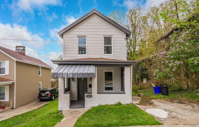 SPECTACULAR 2 BEDROOM IN CORAOPOLIS AVAILABLE NOW! FRESH OUT OF RENOVATION - A MUST SEE!