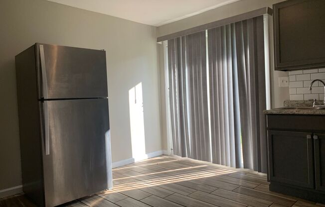 2 beds, 1 bath, $995, Unit 120 A