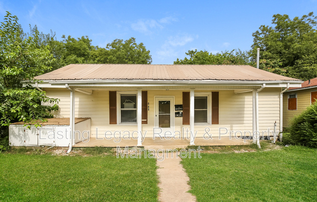 900 N GRAHAM AVE