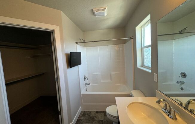 3 beds, 2.5 baths, $1,695, Unit # #C