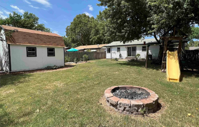 Perfect house ready to move into close to downtown with easy access to all parts of the city!