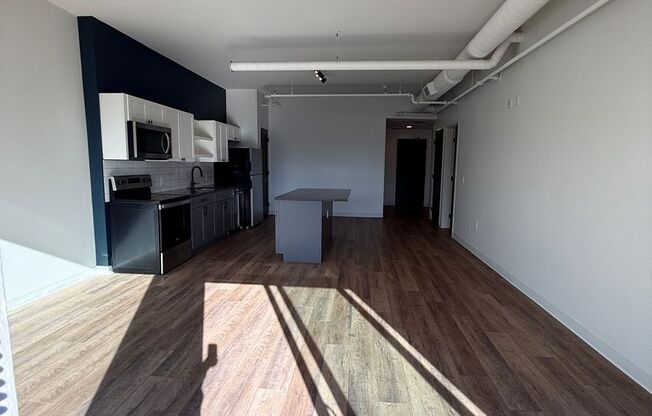 2 beds, 1 bath, 865 sqft, $2,350, Unit Unit 612