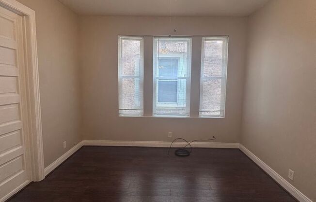 Beautiful 2-Bedroom 1-bath Graystone Apartment in Washington Park!