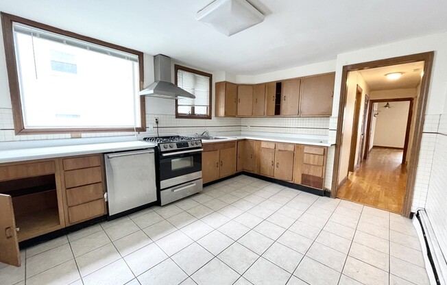 3 beds, 1 bath, $4,650, Unit 1