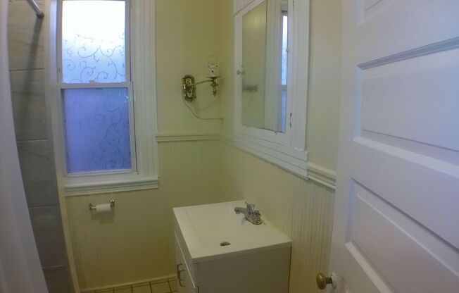 2 beds, 1 bath, $1,350, Unit Unit 2