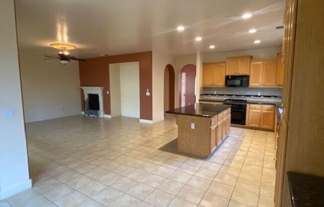 Nice and Spacious home in Great North West Visalia neighborhood off of County Center and Ferguson