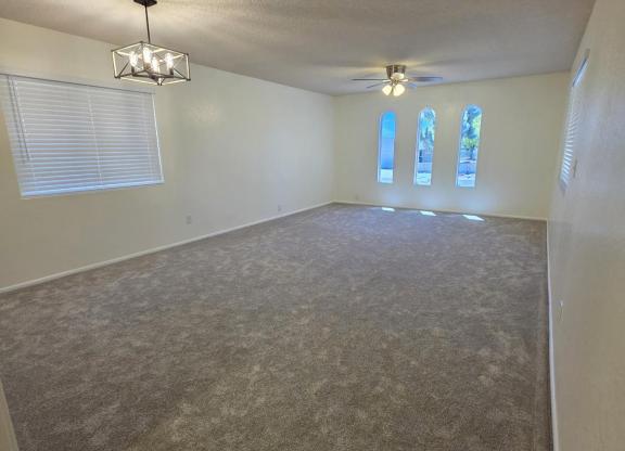 1035 HILLCREST DR