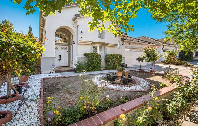 Highly Desirable Executive Home: 4 Bedrooms, 3 Bathrooms of Luxury Living
