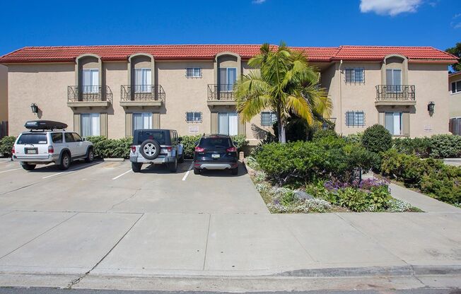 *OPEN HOUSE: 11/16 11:30AM-12:30PM* Pacific Beach: 2 BR with Parking and Private Patio!