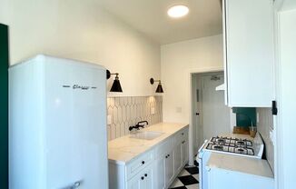 Studio, 1 bath, 450 sqft, $1,850, Unit 4453 W 4th St - #308