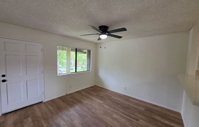Hills Ford Community: Located on a quiet Cul-De-Sac: Recently Updated Upper 2 Bedroom 1 Bath Condo