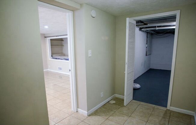 1 bed, 1 bath, $1,000, Unit Basement - Basement