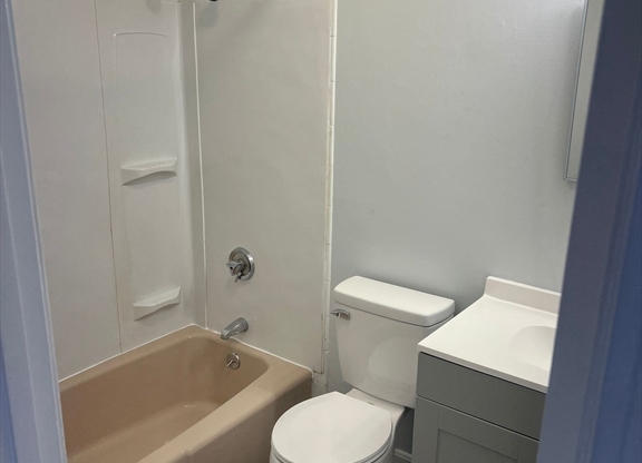 1 bed, 1 bath, 850 sqft, $2,000, Unit 19