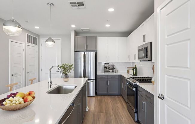 1 bed, 1 bath, 843 sqft, $1,699, Unit 425