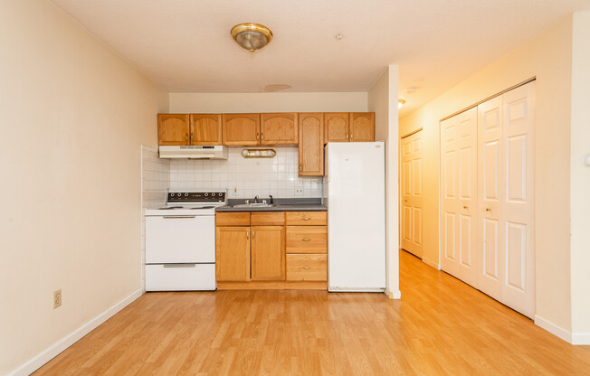 Studio, 1 bath, 325 sqft, $1,950, Unit 17