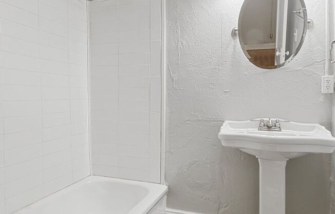Studio, 1 bath, 400 sqft, $750, Unit 17