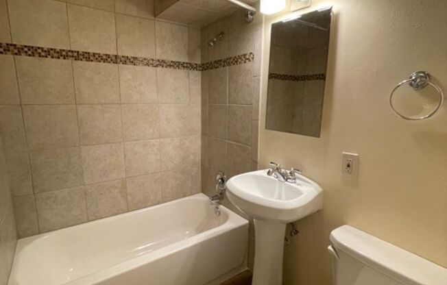 Studio, 1 bath, 360 sqft, $1,050, Unit 309