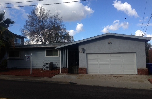 4br - 3ba Two Story Home near Helix High in La Mesa