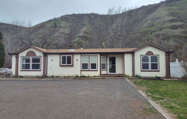 Live on the Clearwater River!  3 bedroom 2 bathroom manufactured home 15 minutes from Lewiston