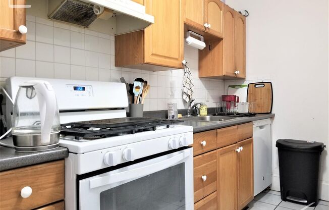 3 beds, 1 bath, $3,200, Unit Unit #9